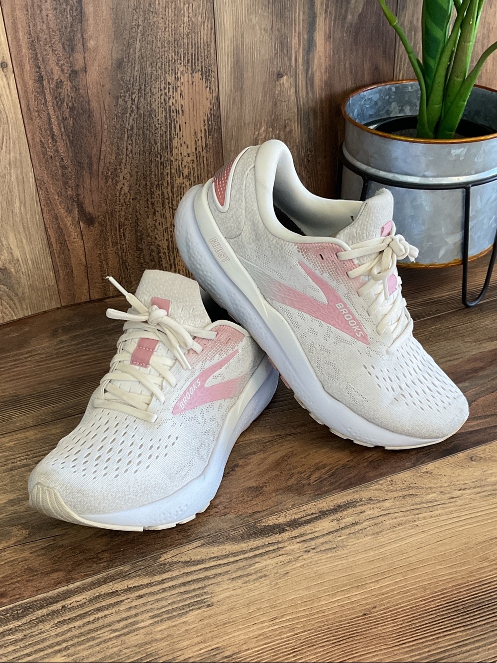 Brooks White/Pink Ghost 16 Notrogen Infused DNA Loft v3 Sneakers 10.5